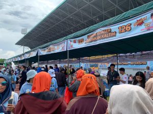 Puluhan UMKM yang berjejer di area dalam Stadion Kadrie Oening diserbu masyarakat yang ingin mendapatkan makanan dan minuman gratis. (aset: puji)