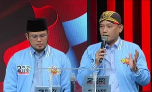 Cagub dan Cawagub Nomor Urut 2, Rudy Mas'ud dan Seno Aji dalam Debat Ketiga Pemilihan Gubernur Kalimantan Timur, Jumat (22/11/2024). (aset: youtube Metro TV)