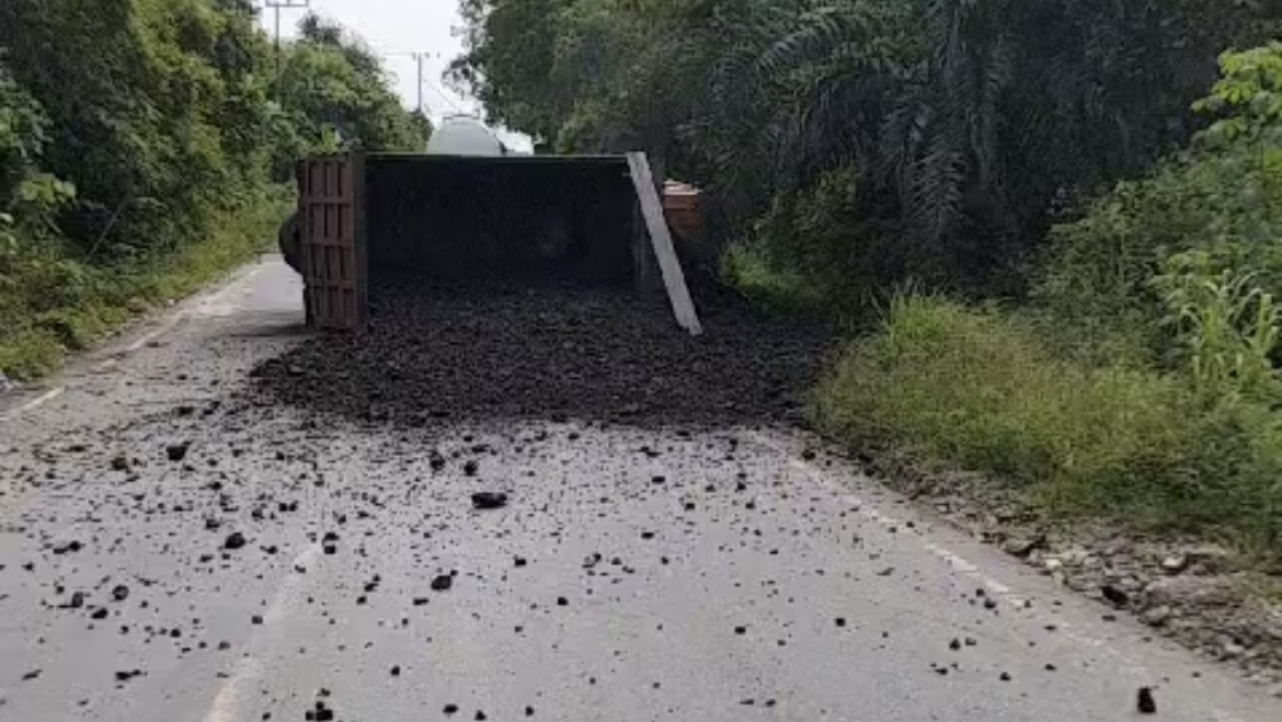 Truk batu bara yang kecelakaan di jalan umum Paser (aset: suri/katakaltim)