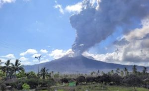 Erupsi Gunung Lewotobi Laki-laki yang terletak di Kabupaten Flores Timur, Nusa Tenggara Timur (NTT). (Sean Filo Muhamad/Antara)