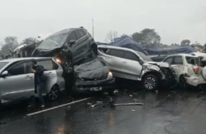 Tabrakan beruntun melibatkan beberapa kendaraan hancur, Senin (11/11/2024) di Km 92 Tol Cipularang arah Jakarta. (aset: istimewa/katakaltim)