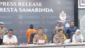 Polresta Samarinda menggelar konferensi pers kasus penelantaran bayi di Kelurahan Sidodadi, Kecamatan Samarinda Ulu, Kota Samarinda, yang terjadi pada Sabtu (2/11/2024) lalu. (aset: puji/katakaltim.com)