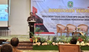 Pjs Bupati Kutim Agus Hari Kesuma saat membuka Bimbingan Teknis (Bimtek) untuk memperkuat BPD menjalankan tugas pengawasan di tingkat desa, Minggu (3/11/2024), di Kota Samarinda. (aset: prokutim/katakaltim.com)