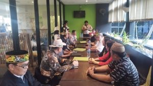 Polres Paser melakukan pertemuan dengan Dewan Adat Dayak Kalimantan Timur (Kaltim) di Maxone Hotel, Kota Balikpapan. (aset: Polres Paser/agu/katakaltim.com)