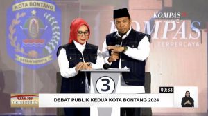 Paslon kepala daerah Bontang Najirah Aswar saat menjawab tantangan difabel di Kota Bontang dalam debat publik kedua di Kota Samarinda. (aset: tangkapan layar/Youtube KPU Bontang)