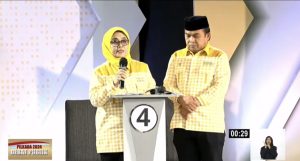 Paslon kepala daerah Bontang nomor urut 3 Neni Moerniaeni dan Agus Haris dalam debat publik kedua di Kota Samarinda (aset: tangkapan layar/youtube KPU Bontang)