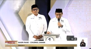 Paslon kepala daerah Kota Bontang Basri Rase dan Chusnul Dhihin dalam debat kedua pilkada Bontang di Kota Samarinda. (Aset: tangkapan layar/youtube KPU Bontang)