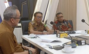 Pjs Bupati Kutim Agus Hari Kesuma dalam agenda Visitasi Monitoring dan Evaluasi (Monev) Kepatuhan Badan Publik dan Keterbukaan Informasi Publik (KIP) Tahun 2024. (aset: prokutim/katakaltim.com)