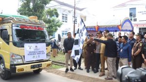 Distribusi logistik pilkada Bontang berlangsung di halaman kantor KPU Bontang. (aset: yub/katakaltim.com)