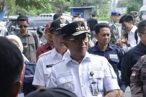 Pj Gubernur Kalimantan Timur Akmal Malik melakukan peninjauan langsung beberapa daerah di Kaltim untuk memastikan Pilkada berjalan aman. (aset: ji/katakaltim.com)