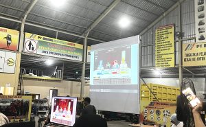 Suasana hitungan cepat di Media Center, Kota Bontang. (aset: agu/katakaltim.com)