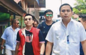 Calon Bupati Kubar Frederick Edwin bersama Jubir FENA Galang Gamas. FENA saat ini memenangkan Pilkada Kubar. (aset: hadi/katakaltim.com)