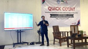 CEO SCL Taktika Konsultan, Iqbal Themi saat merilis hasil quick count Pilkada Kukar. (aset: SCL Taktika/katakaltim.com)