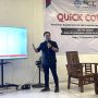 CEO SCL Taktika Konsultan, Iqbal Themi saat merilis hasil quick count Pilkada Kukar. (aset: SCL Taktika/katakaltim.com)