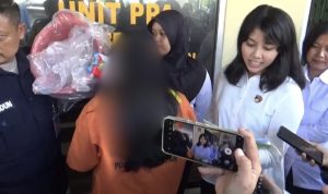 Unit Perlindungan Perempuan dan Anak (PPA) berhasil mengungkap dugaan kasus pembunuhan yang dilakukan seorang ibu muda berinisial KH (21). Senin (4/11/2024). (aset: hilman/katakaltim)