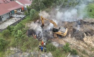 Swabakar batu bara yang terjadi di Perumahan Batu Ampar Lestari, Jalan Flamboyan RT 64, Kelurahan Batu Ampar, Kecamatan Balikpapan Utara. (aset: hlm/katakaltim.com)