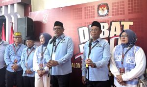 Calon Wali Kota Bontang Basri Rase bersama Calon Wakil Wali Kota Bontang Chusnul Dhihin saat konferensi pers pasca debat perdana Pilkada Bontang (aset: agu/katakaltim.com)