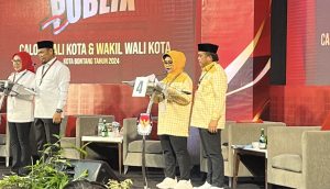 Paslon kepala daerah Kota Bontang Neni Moerniaeni dan Agus Haris dalam debat Pilkada Bontang (aset: agu/katakaltim)