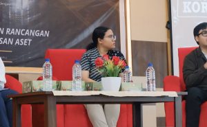 Dinamisator JATAM Kaltim, Mareta Sari saat menjadi narasumber dalam dialog desakan pengesahan UU perampasan aset di Universitas Mulawarman Kota Samarinda (aset: puji/katakaltim.com)