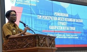 Pjs Bupati Kabupaten Kutai Timur Agus Hari Kesuma saat menghadiri acara Pengukuhan Tim Percepatan Akses Keuangan Daerah Kabupaten Kutai Timur (aset: ainun/prokutim/katakaltim)