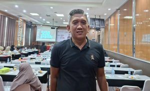 Kepala Dinas Pemuda dan Olahraga (Kadispora) Kabupaten Kutai Timur (Kutim), Basuki Isnawan usai menghadiri gelaran kegiatan Seminar Kepemudaan yang digelar Dispora Kutim bekerjasama Kutim Muda Inovatif (KMI), Sabtu (23/11/2024). (aset: caca/katakaltim.com)