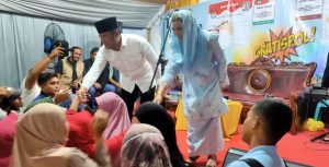 Calon Gubernur Kaltim Rudy Mas’ud menyatakan akan menciptakan ekonomi hijau dan ekonomi biru di Kota Balikpapan khsusunya dan Provinsi Kaltim umunya. Hal ini disampaikanya saat melaksanakan Kampanye Akbar di hadapan ribuan warga Kelurahan Gunung Bahagia, Balikpapan Selatan, Minggu (10/ 11/ 2024). (aset: hilman/katakaltim)