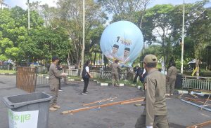 Badan pengawas pemilu (Bawaslu) daerah Kota Balikpapan bersama Satpol Pemkot Balikpapan menerjunkan sebanyak 400 lebih personel gabungan untuk melakukan penertiban alat peraga kampanye (algaka) yang masih terpasang. Minggu (24/11/2024). (aset: hlm/katakaltim.com)