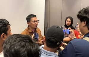 CEO Cyrus network, Fadhli MR usai mengumumkan hasil survei elektabilitas pasangan calon Pilgub Kaltim 2024. (aset: puji/katakaltim.com)