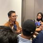 CEO Cyrus network, Fadhli MR usai mengumumkan hasil survei elektabilitas pasangan calon Pilgub Kaltim 2024. (aset: puji/katakaltim.com)