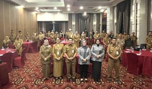 Pemkot Balikpapan memberikan apresiasi kepada camat dan lurah yang aktif dalam menyelesaikan permasalahan hukum masyarakat secara non-litigasi melalui Paralegal Justice Award (PJA) 2024. Rabu (3/12/2024). (aset: hilman/katakaltim.com)