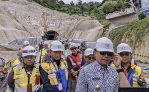 Andi Harun bersama pihak PUPR tinjau langsung pengerjaan proyek pembangunan terowongan di jalan Kakap, Kelurahan Selili, Kecamatan Samarinda Ilir, Kota Samarinda pada Jumat 27 Desember 2024. (Dok: galang/katakaltim.com)