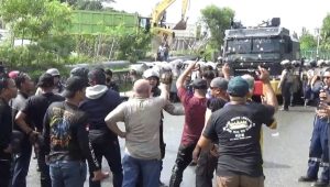 Ratusan warga melakukan aksi unjuk rasa di Jalan Minyak Balikpapan untuk meminta pertanggungjawaban pertamina atas terjadinya kebakaran di Colum C-507 Kilang PT KPI Unit RU V Balikpapan, Rabu (4/12/2024). (aset: hilman/katakaltim.com)