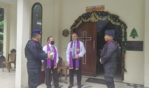 Batalyon A Pelopor Satbrimob Polda Kaltim lakukan patroli di gereja Kota Balikpapan. (Dok: hilman/katakaltim.com)