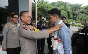 Bripda Gabriel Simorangkir personel Polres Kutim disambut hangat di Mapolda Kaltim usai kepulangannya mengikuti ajang Asian Police Open Taekwondo Championship 2024. (Dok: hilman/katakaltim.com)