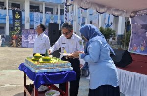 Pemotongan tumpeng 1 Dekade SMKN 2 Sangatta Utara yang dilakukan Bupati Ardiansyah Sulaiman didampingi Kepsek Puji Astuti Rahayu dan Anggota DPRD Kutim Ardiansyah, Rabu (18/12) pagi. (Dok.caca/katakaltim)