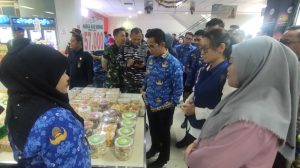 Wali Kota Balikpapan Rahmad Mas'ud bersama Forkopimda menggelar inspeksi mendadak (sidak) di supermarket menjelang hari besar keagamaan Natal 2024 dan Tahun Baru 2025, Selasa (17/12/2024). (Dok: hilman/katakaltim.com)