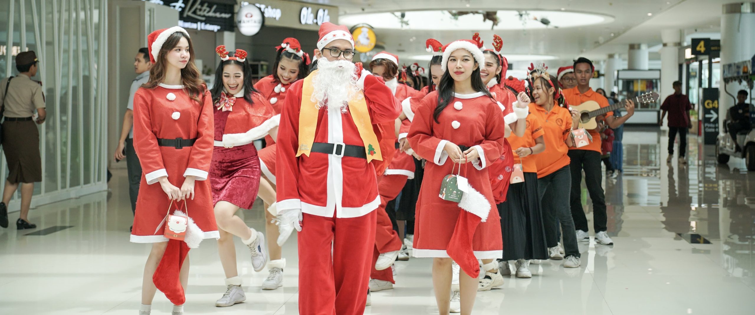 Pihak Bandara SAMS Sepinggan menggunakan pakaian Santa Clause (dok: hilman/ katakaltim)