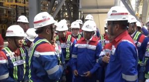 Menteri Energi dan Sumber Daya Mineral (ESDM) Bahlil Lahadalia saat melakukan kunjungan kerja ke proyek Refinery Development Master Plan (RDMP) Kilang Pertamina Balikpapan (KPB), Sabtu (14/12/2024). (dok: hilman/katakaltim.com)