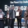 Kepala DLH Kota Balikpapan, Sudirman Djayaleksana menerima penghargaan OPCC Tahun 2024 dari World Wide Fund for Nature (WWF) dalam rangkaian City Leaders Talk: Southeast Asian Cities’ Commitment to the Paris Agreement dalam Forum WWF Eco Echo: Untuk Indonesia di Ciputra Artpreneur Theatre, Jakarta. (aset: hilman/katakaltim.com)