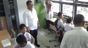 Pj Gubernur Kaltim Akmal Malik saat meninjau langsung pelaksanaan simulasi atau percontohan pelaksanaan program makan siang bergizi gratis di Sekolah Luar Biasa Negeri (SLBN) Kota Balikpapan, Rabu (11/12/2024). (dok: hilman/katakaltim.com)