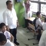 Pj Gubernur Kaltim Akmal Malik saat meninjau langsung pelaksanaan simulasi atau percontohan pelaksanaan program makan siang bergizi gratis di Sekolah Luar Biasa Negeri (SLBN) Kota Balikpapan, Rabu (11/12/2024). (dok: hilman/katakaltim.com)