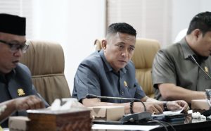 Anggota DPRD Kota Bontang saat rapat di Sekambing, Bontang Lestari, Muhammad Sahib (tengah), Bonnie Sukardi (kanan), Sem Nalpa Mario Guling (kiri). (dok: galang/katakaltim.com)