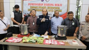 Direktorat Reserse Narkoba Polda Kalimantan Timur (Kaltim) musnahkan barang bukti narkotika jenis sabu-sabu pada Rabu (11/12/2024) di ruang rapat Ditresnarkoba Polda Kaltim. (dok: humas Polda Kaltim)