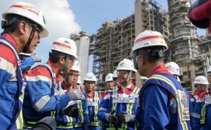 Menteri Energi dan Sumber Daya Mineral (ESDM), Bahlil Lahadalia saat berkunjung ke lokasi Proyek RDMP Balikpapan pada Sabtu 14 Desember 2024. (Dok: hilman/katakaltim.com)