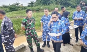 Wali Kota Balikpapan Rahmad Mas'ud saat melakukan peninjauan lokasi yang akan dijadikan Bendali Ampal Hulu di kawasan Balikpapan Baru, Selasa 17 Desember 2024. (Dok: hilman/katakaltim.com)