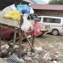 Salah satu penampilan tempat sampah di Kubar yang terbuat dari kayu. Lokasi tepatnya di Jalan Mentewenkg Gang Nangka, Kecamatan Barong Tongkok. (Dok: hadi/katakaltim.com)