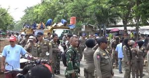 Tim Gabungan Satpol PP kembali melakukan penertiban terhadap Pedagang Kaki Lima (PKL) yang melakukan aktivitas jual beli di atas fasilitas umum (fasum) dan fasilitas sosial yang ada sekitar kawasan Pasar Pandan Sari, Balikpapan Barat, Selasa (3/12/2024). (aset: hilman/katakaltim.com)