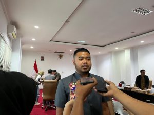 Ketua Komisi C DPRD Bontang, Alfin Rausan Fikry saat diwawancarai usai Rapat Kerja Komisi. (dok: caca/katakaltim)