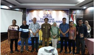 Agus Hari Kesuma bersama pihak Dispora Kaltim dalam agenda Pembekalan Wirausaha Olahraga Tahun 2024. (aset: nasruddin/prokutim)