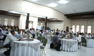 Para peserta dalam acara sosialisasi mengusung tema “Penyusunan Kebijakan Anti-Korupsi” yang digelar di Gedung Wanita, Pusat Perkantoran Pemkab Kutai Timur, Bukit Pelangi, Sangatta Utara, Rabu (30/10/2024). (aset: ainun/katakaltim.com)